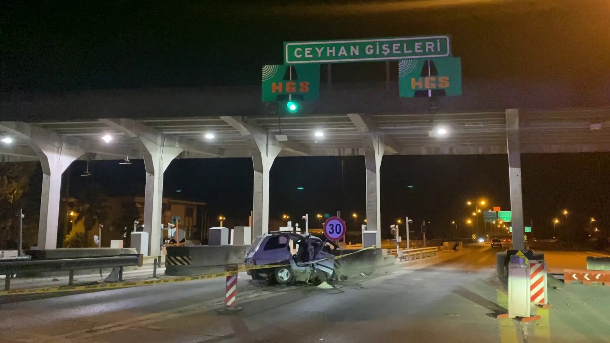 Adana'da otomobil beton bariyere çarptı sürücü öldü