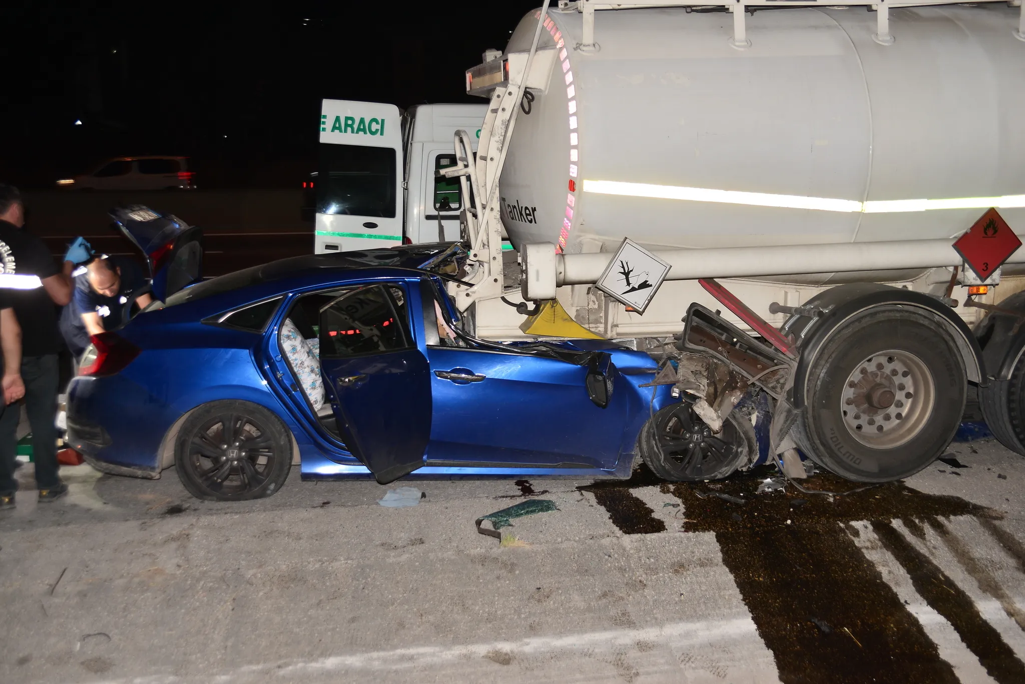Adana'da otomobil tankere çarptı: 1 ölü 2 yaralı