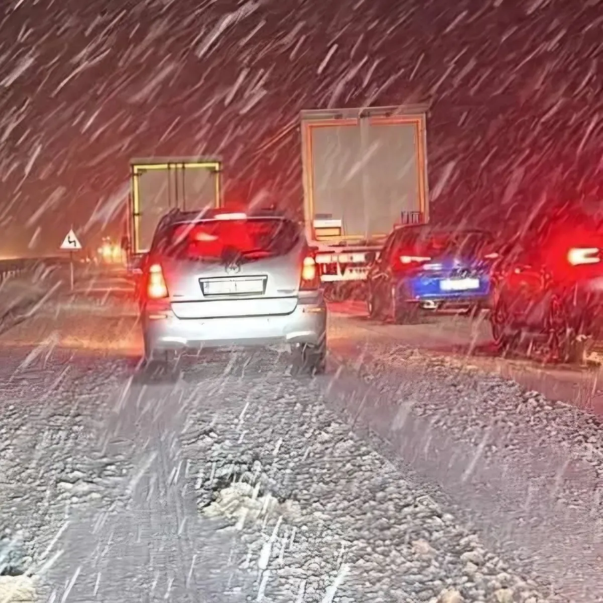 Afyonkarahisar'da kar yağışı trafikte zorluklara neden oldu