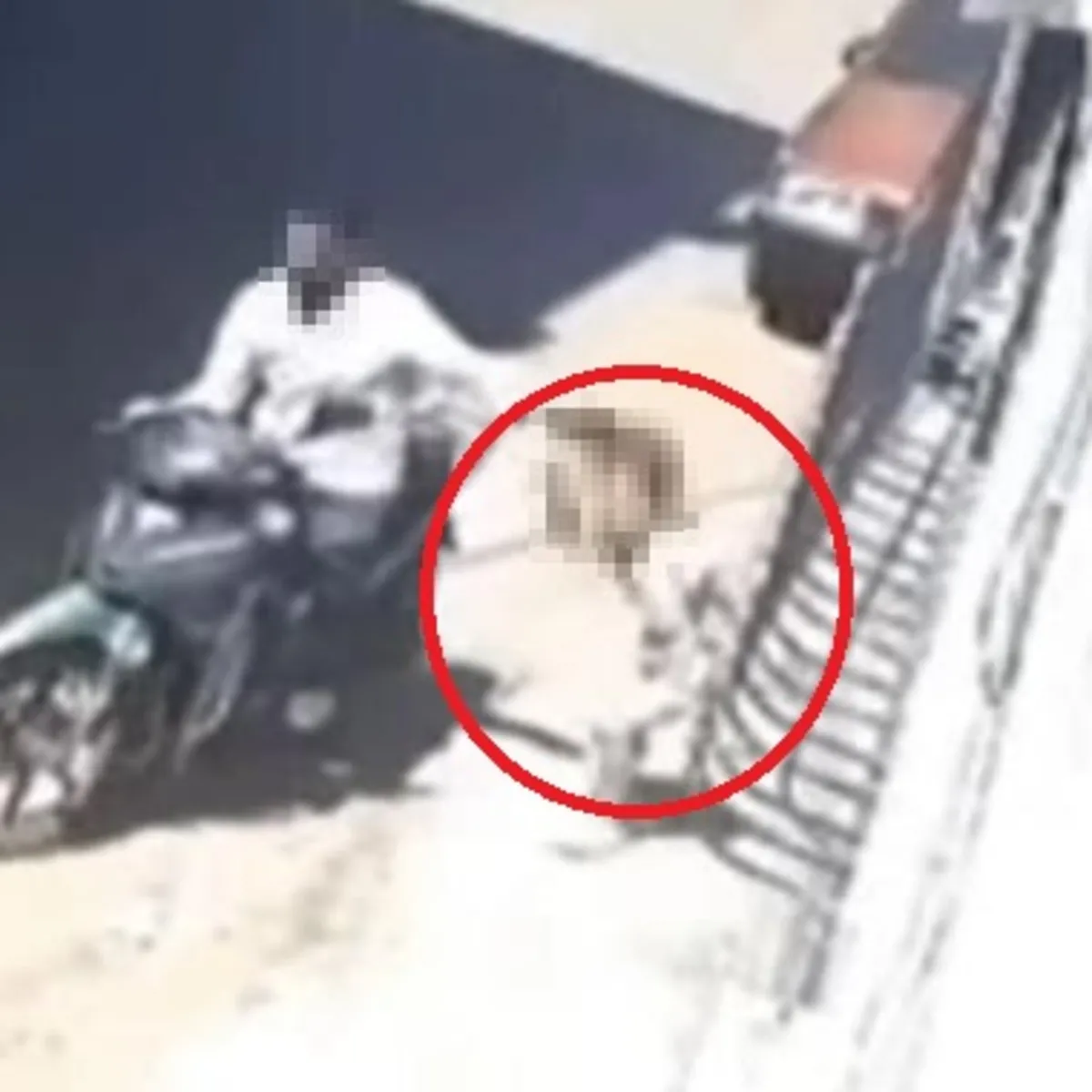 Baba kızını saçından sürükledi