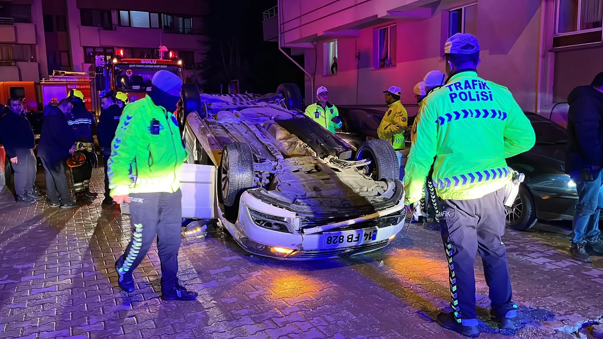 Bolu'da araç takla attı: 2 kişi kurtarıldı