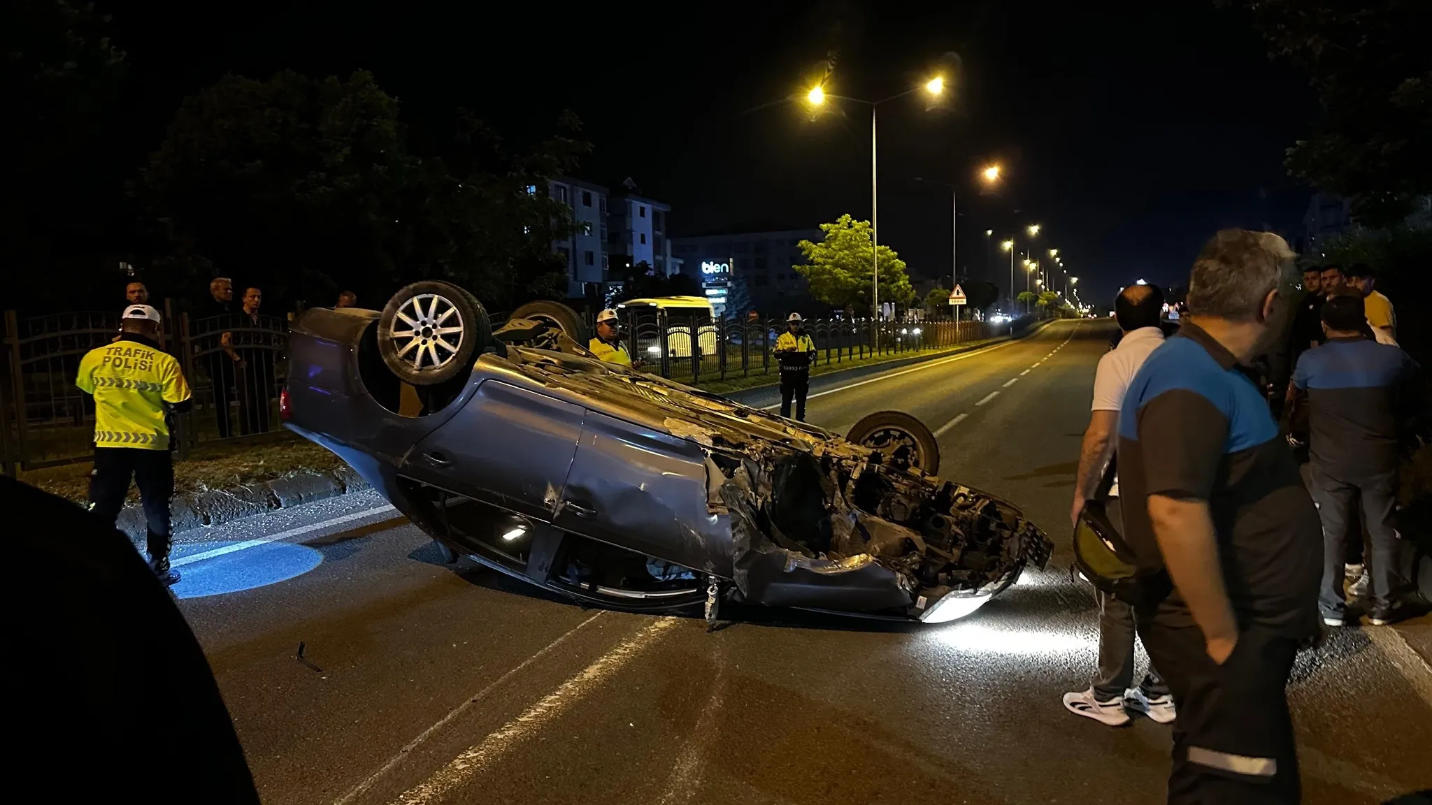 Bolu'da otomobil takla attı iki kişi yara almadan kurtuldu