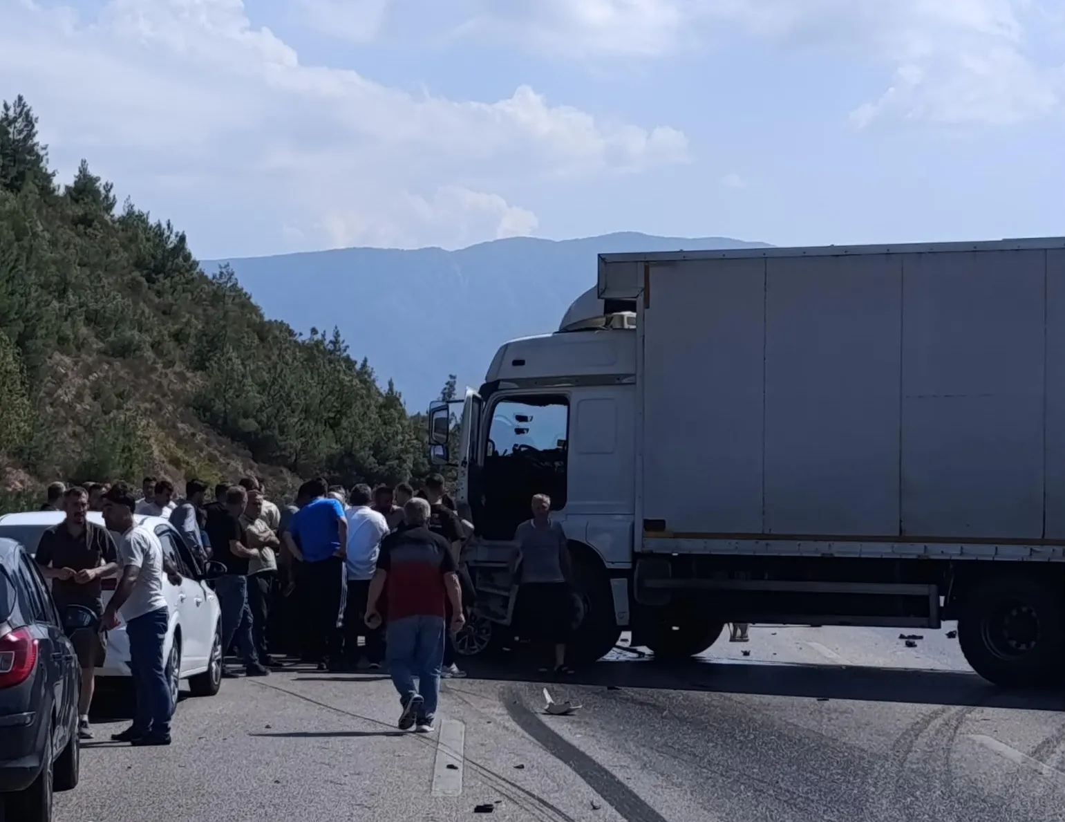 Bursa'da kamyon otomobile çarptı: 1 ölü, 2 yaralı