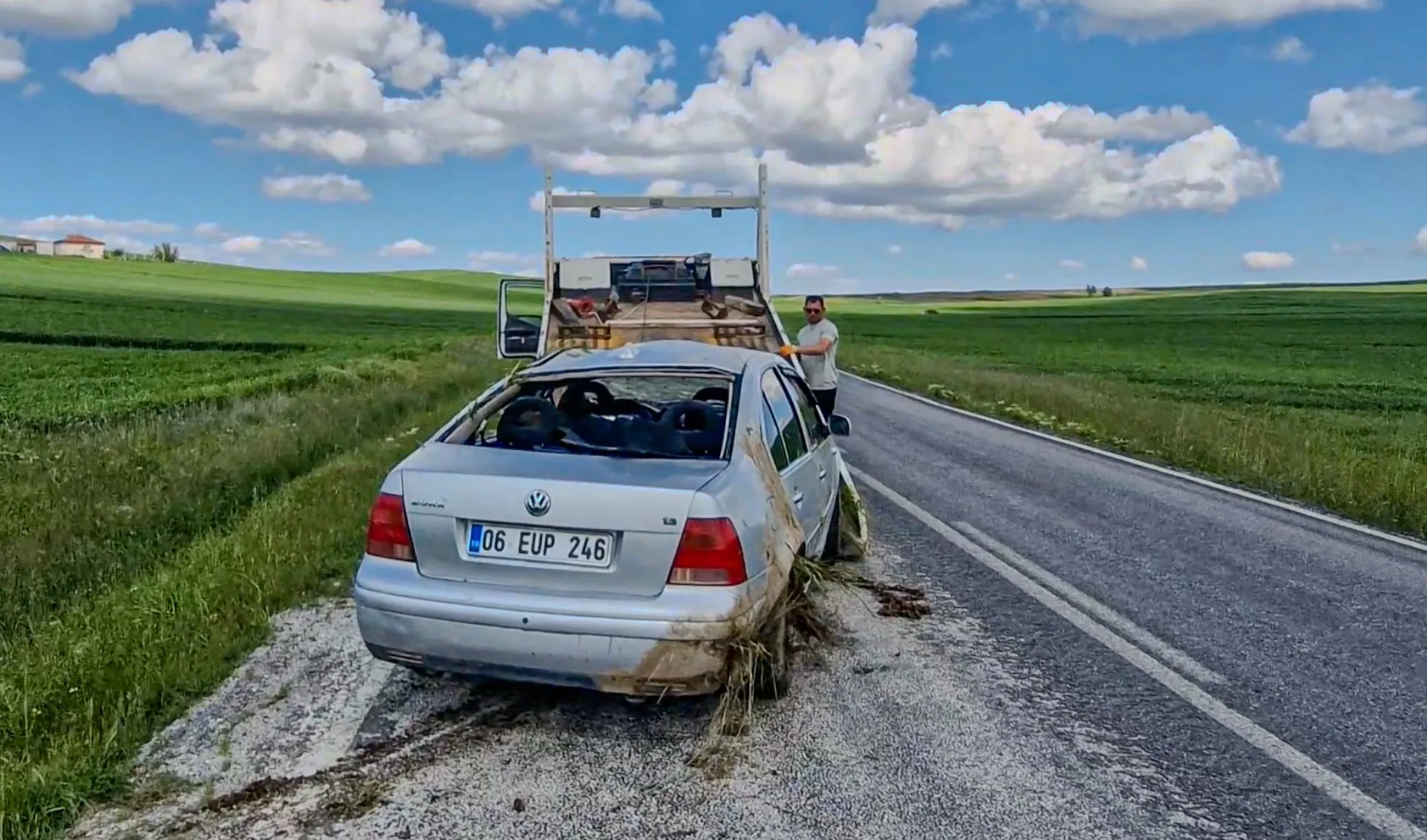 Çorum'da otomobil tarlada takla attı
