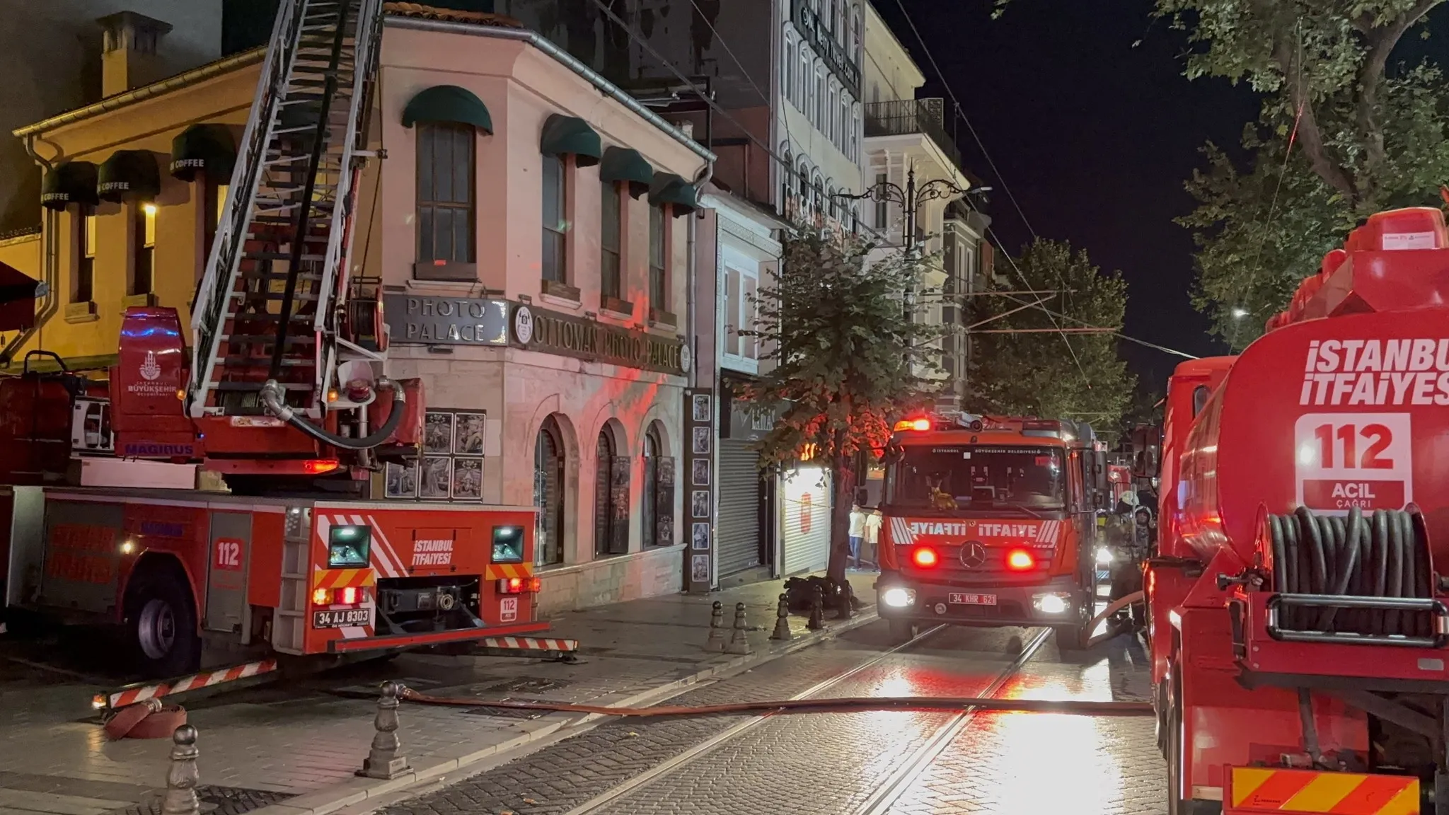 Fatih'te bina çatısında yangın çıktı