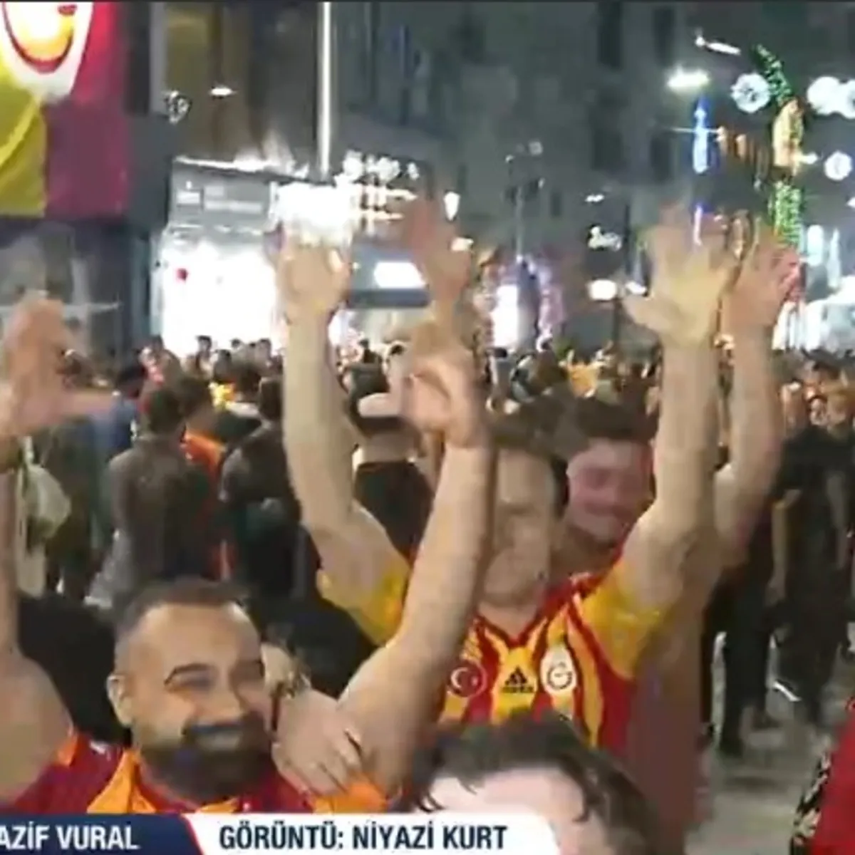 Galatasaray taraftarları Taksim'de kutlama yaptı