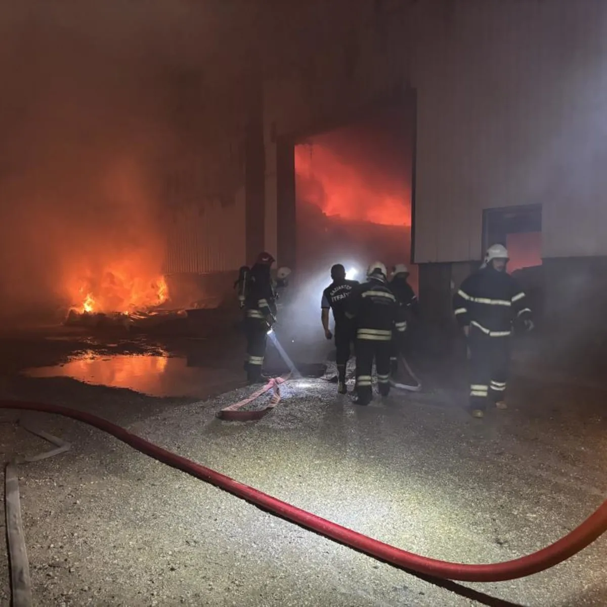 Gaziantep'te mobilya fabrikasında yangın çıktı