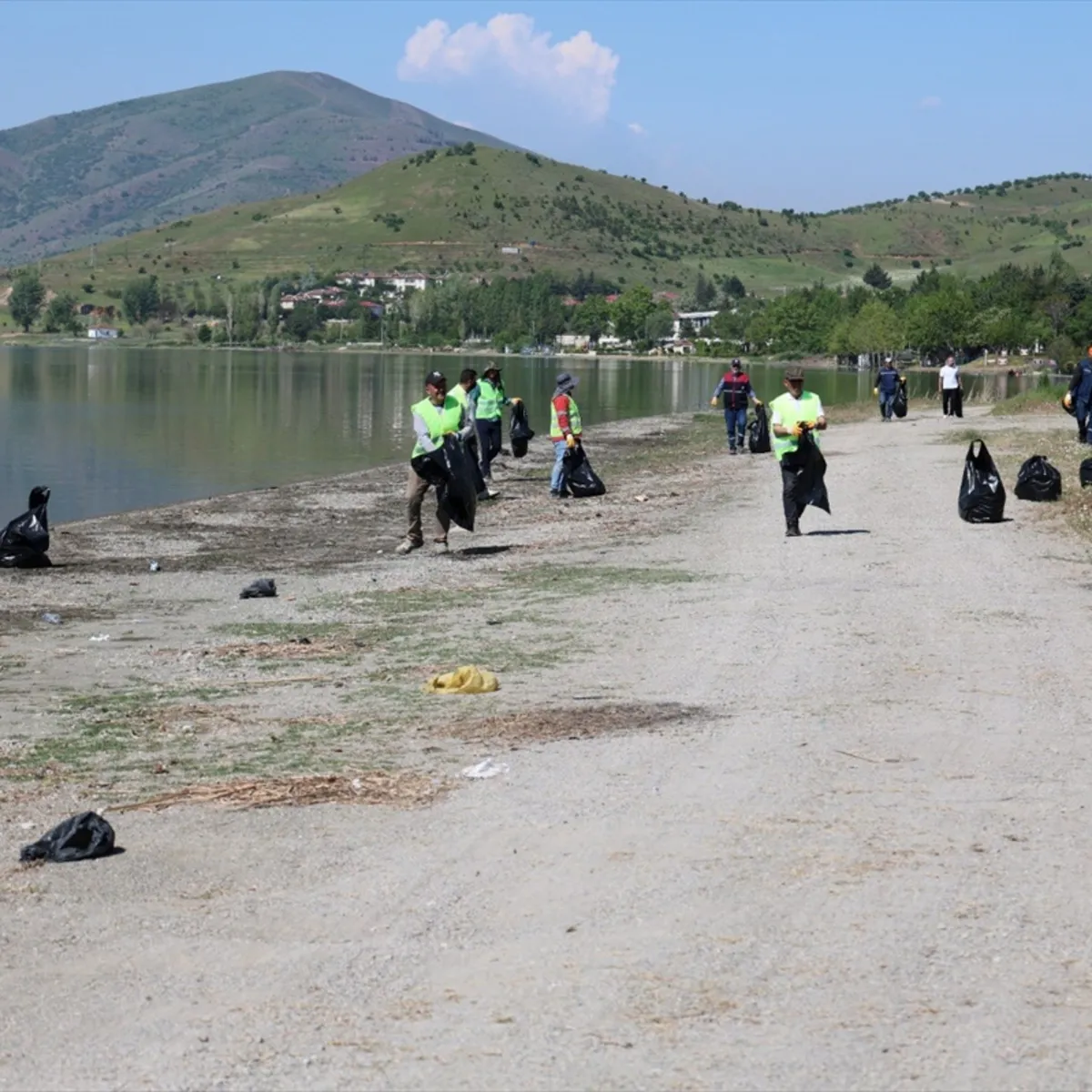 Hazar Gölü'nde 12 ton atık toplandı