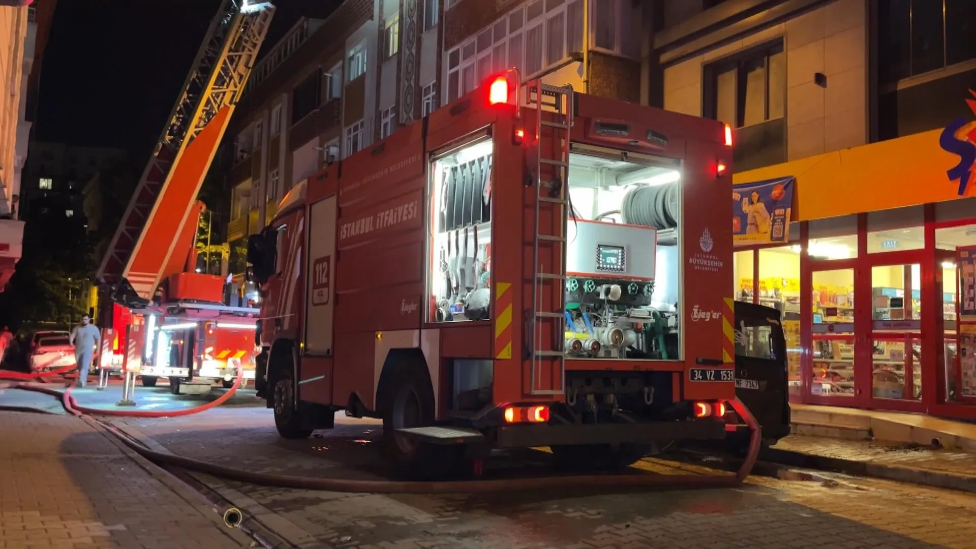 İstanbul'da 4 katlı binanın çatısında yangın çıktı