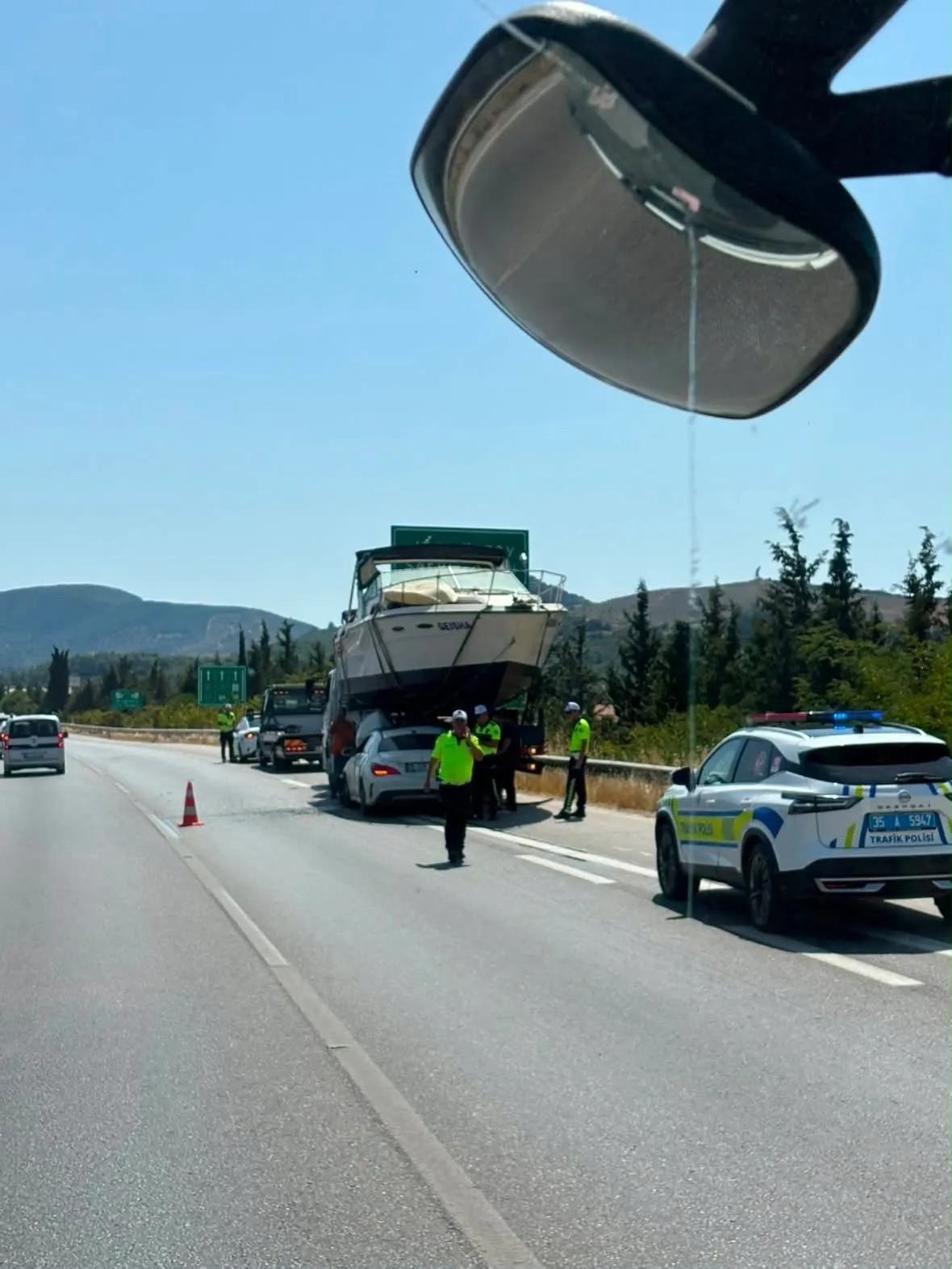 İzmir-Çeşme Otoyolu'nda otomobil teknenin altına girdi