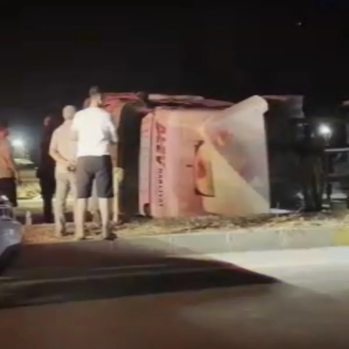 İzmir'de TIR devrildi