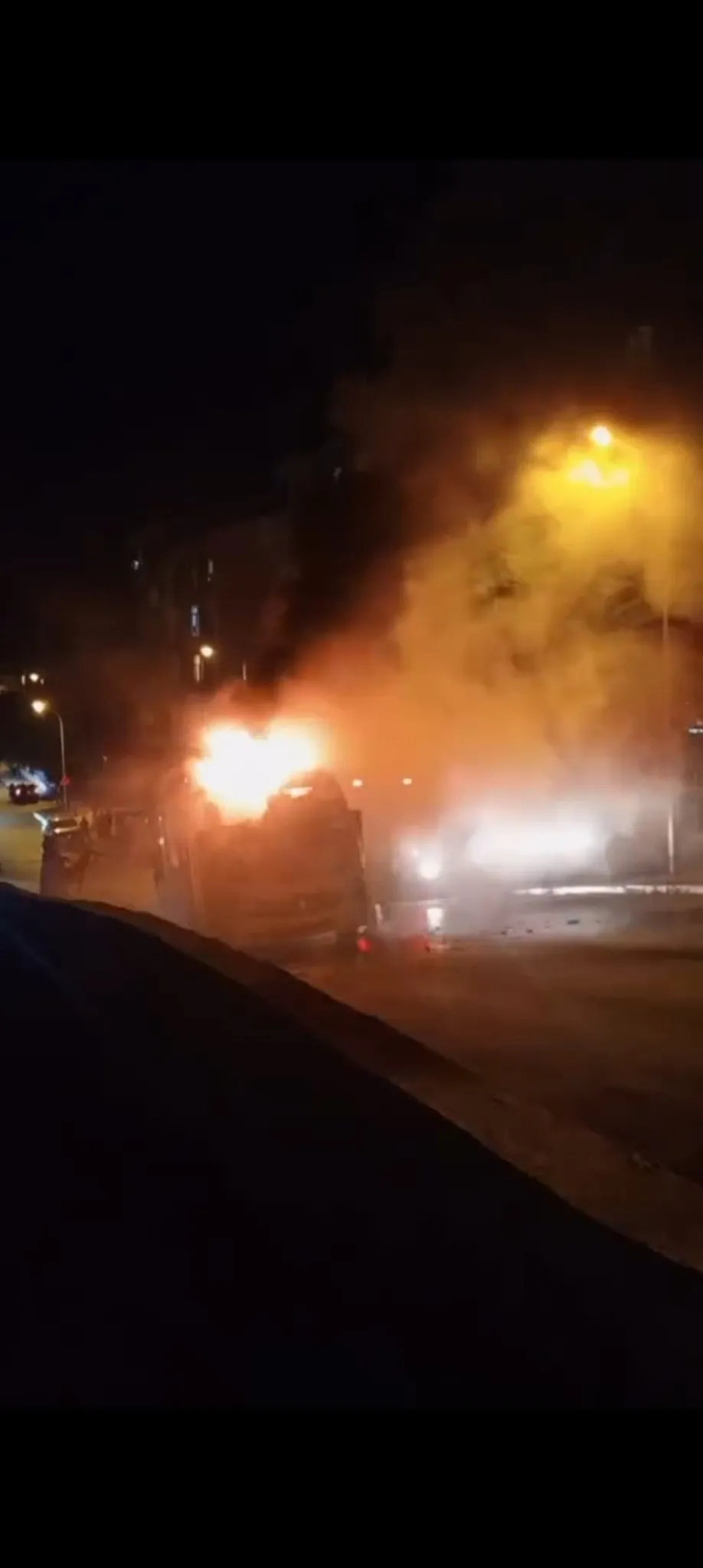 Kartal'da minibüs yandı