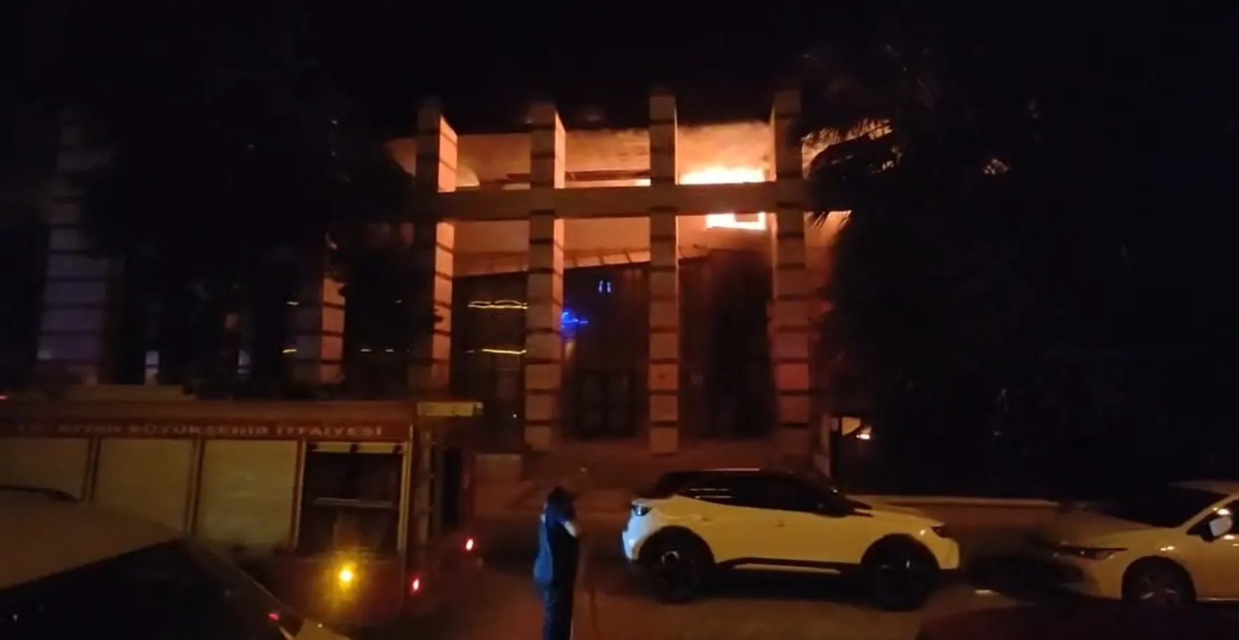 Kuşadası'nda metruk binada yangın çıktı