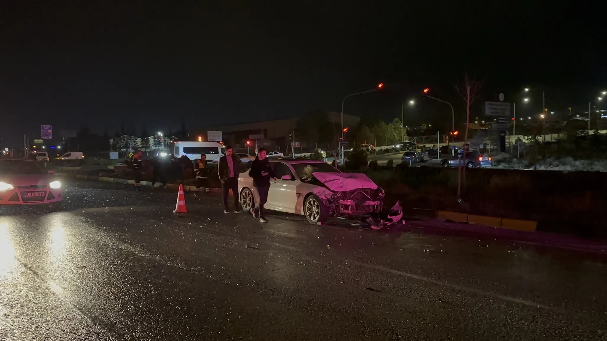 Niğde'de iki otomobil çarpıştı 4 kişi yaralandı