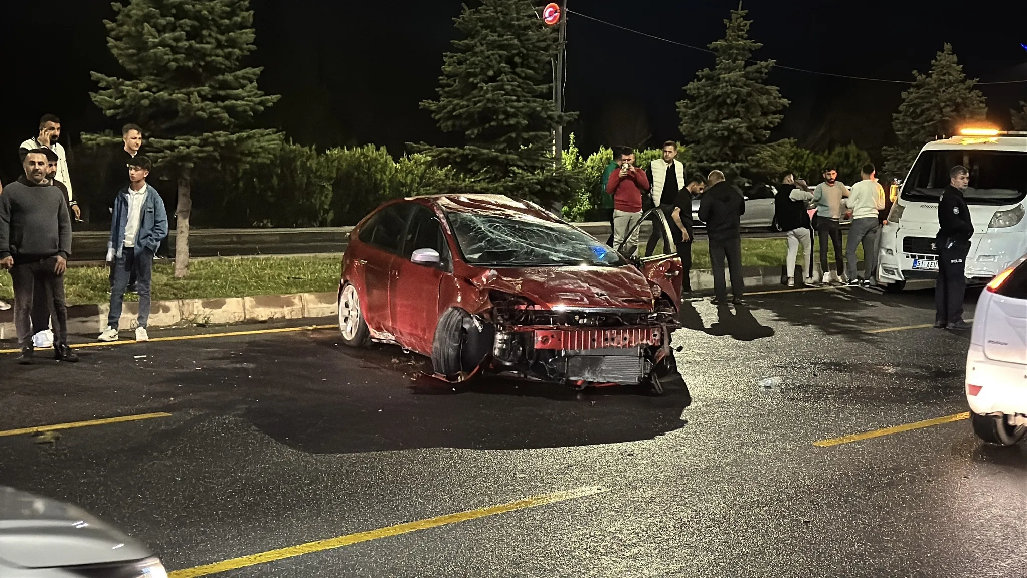 Niğde'de otomobil ağaca çarparak devrildi