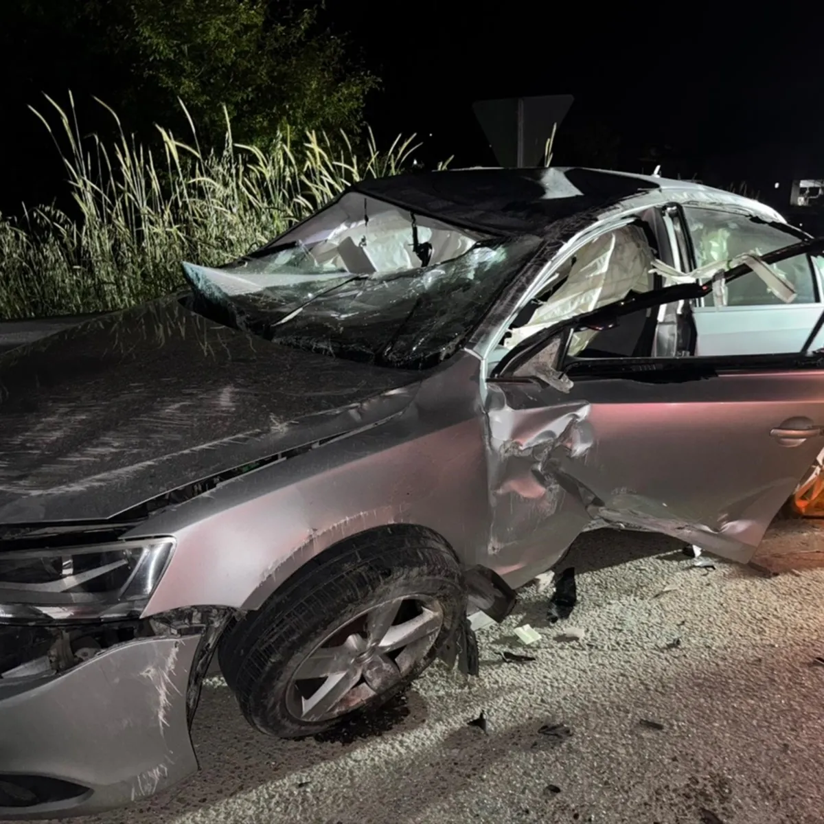 Sakarya'da kavşakta otomobil ile hafif ticari araç çarpıştı.