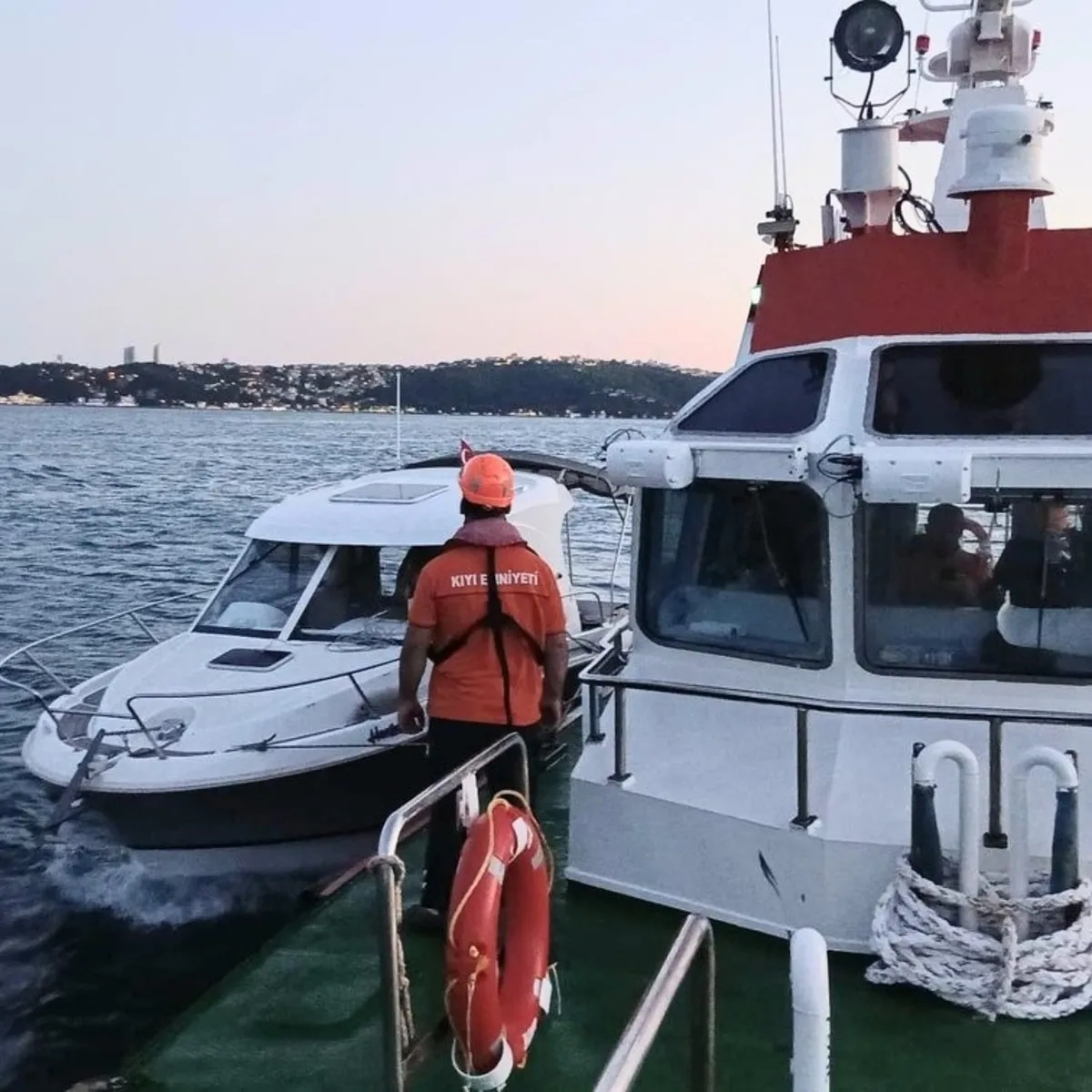 Sarıyer'de tekne su aldı 2 kişi kurtarıldı