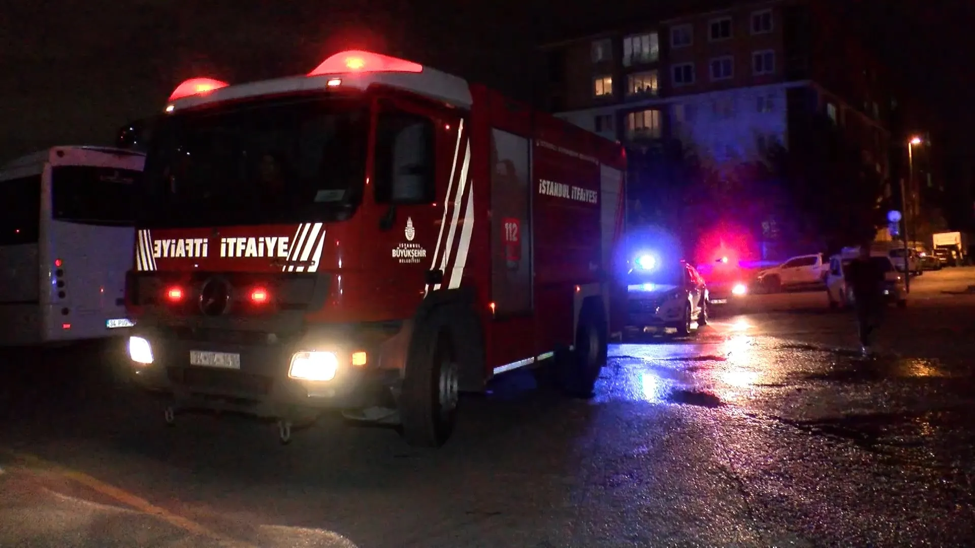 Üsküdar'da 3 araçta yangın çıktı
