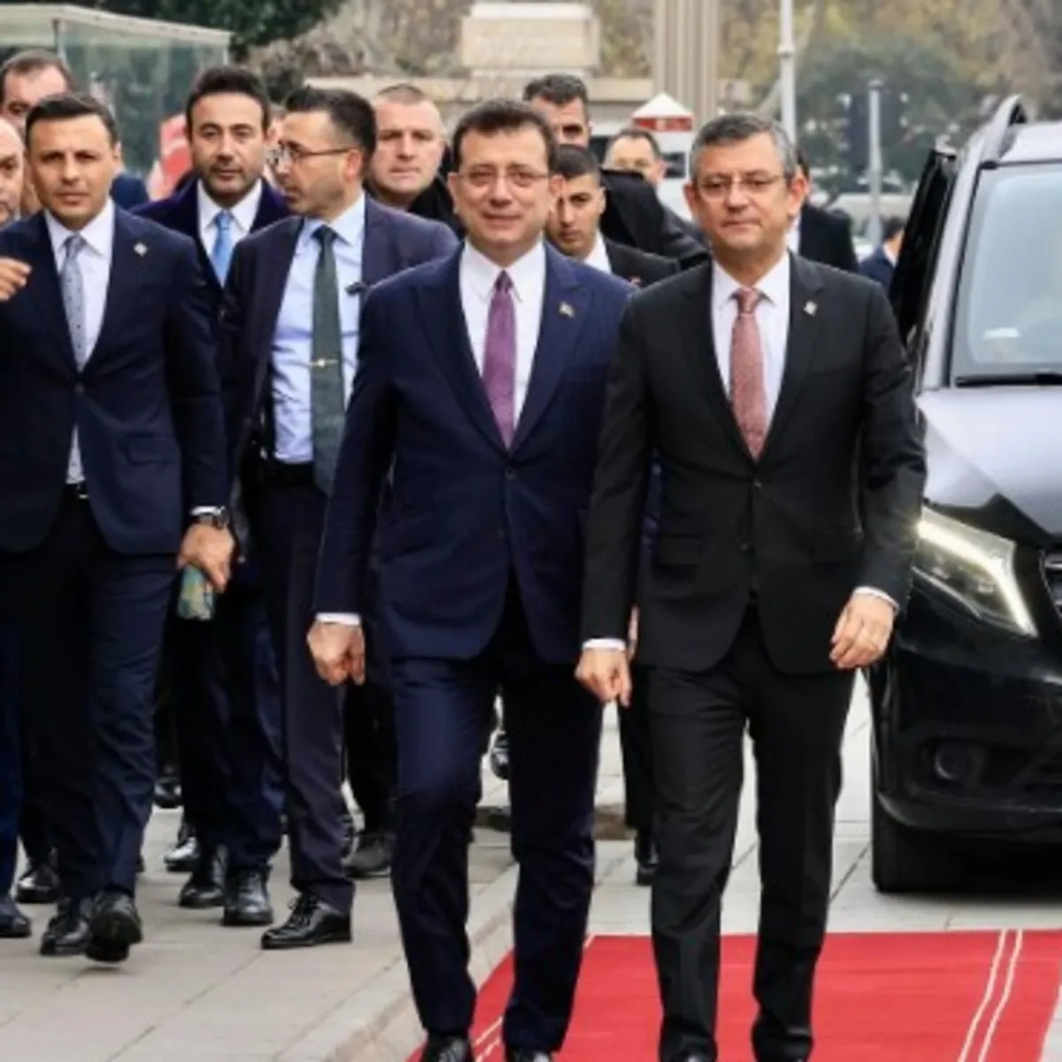 Yeni Parti'de güç mücadelesi başladı